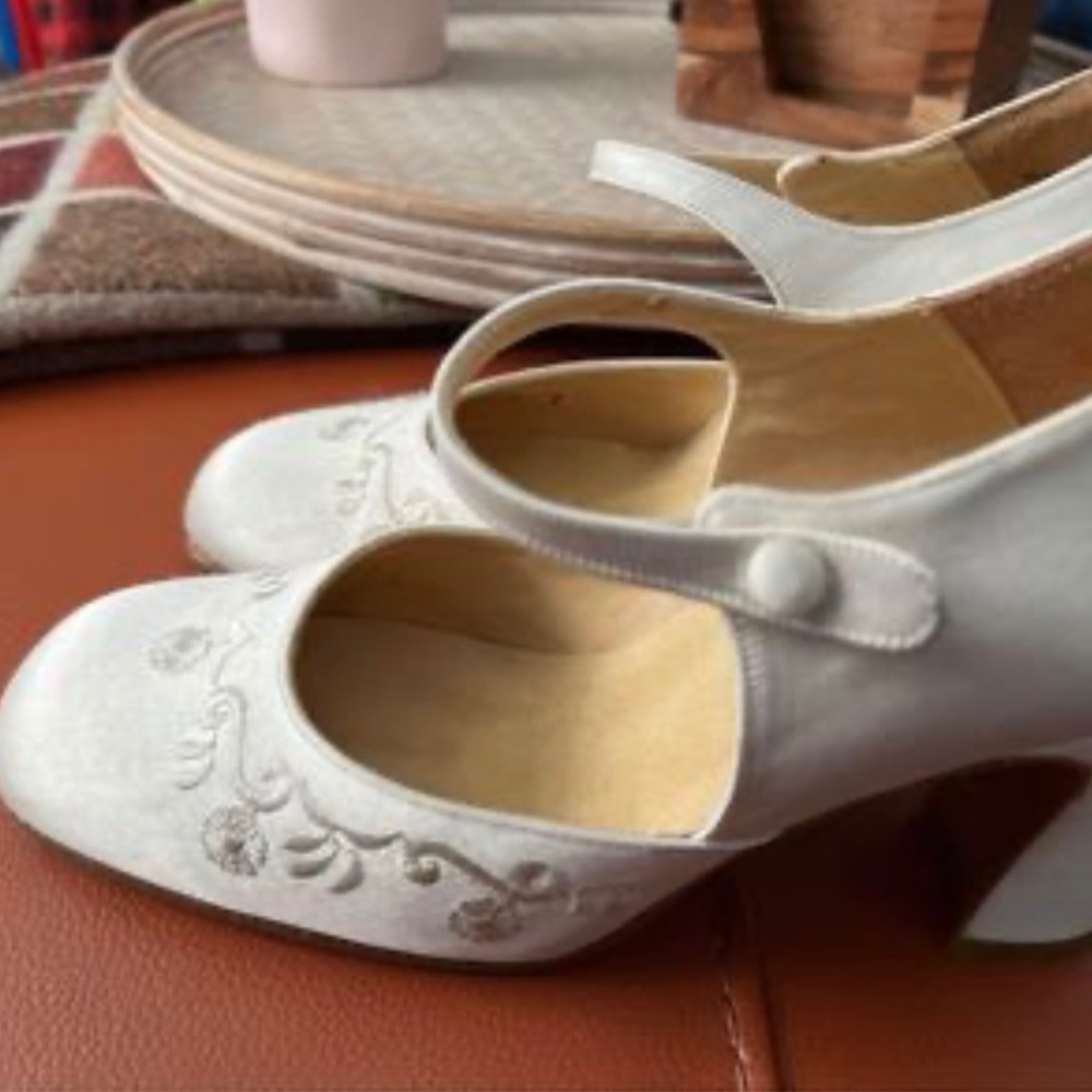 Kenneth Cole Just Mary’d Size 7M color: off white